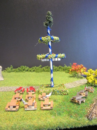 10101 Maibaum mit blauer Dekoration / Maypole with blue decoration