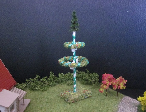 10102 Maibaum mit grüner Dekoration /  Maypole with green decoration