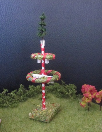 10103 Maibaum mit roter Dekoration / Maypole with red decoration