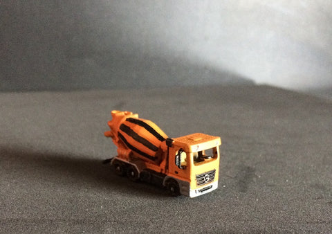 8025 - Fahrmischer - Fertigmodell orange / Truck mixer 7 cbm Actros 6 x 4, scale Z