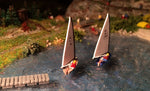 8052 - Finn-Dinghy in Farbe mit Segler / Finn dinghy in color with sailor